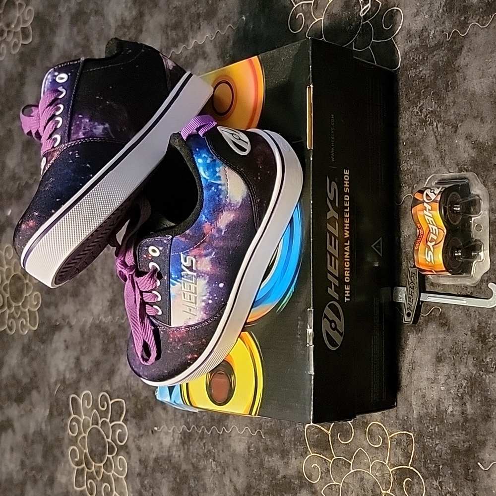 Brand new galaxy heelys